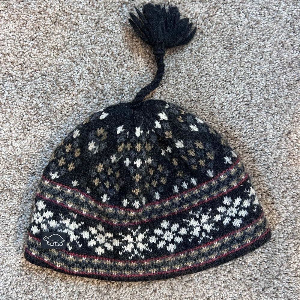 Turtle Fur Wool Hat with Pom Pom. fleece Lining. Snowflakes. Skiing. Outdoor